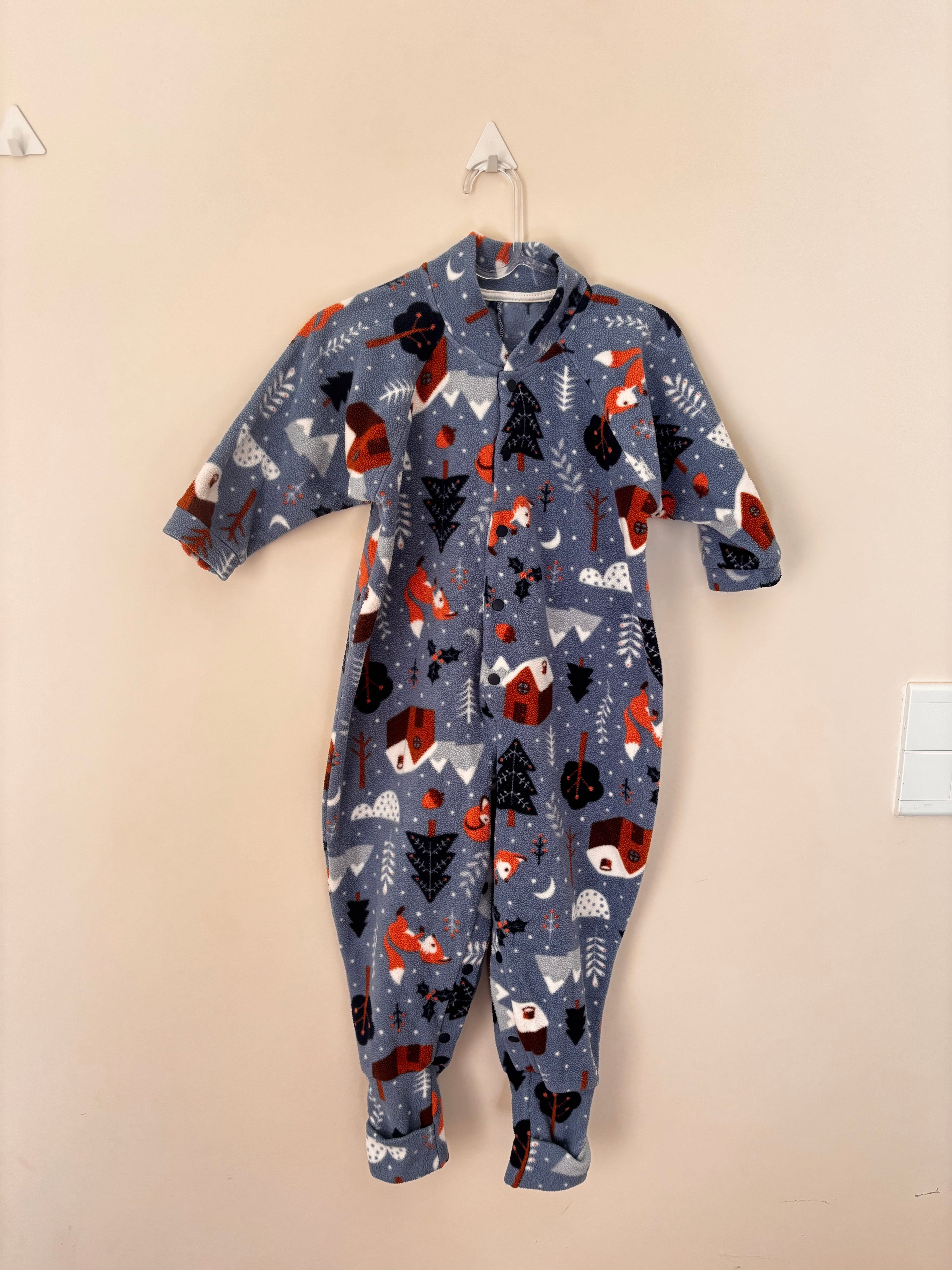 Macacão pijama fleece com capuz estampa floresta e raposas - frente