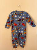 Macacão pijama fleece azul com estampa de aviões e helicópteros