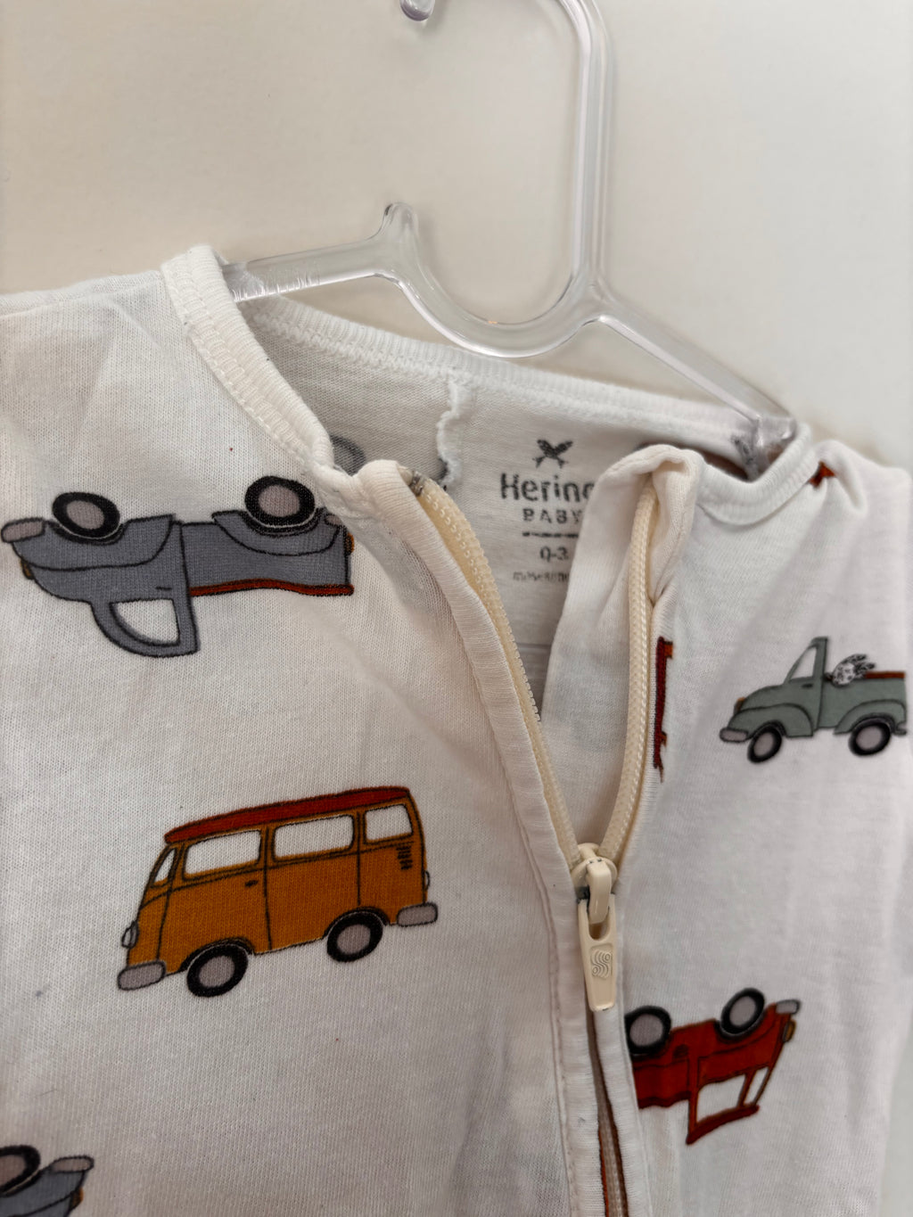 Macacão pijama Hering Baby carrinhos - detalhe etiqueta