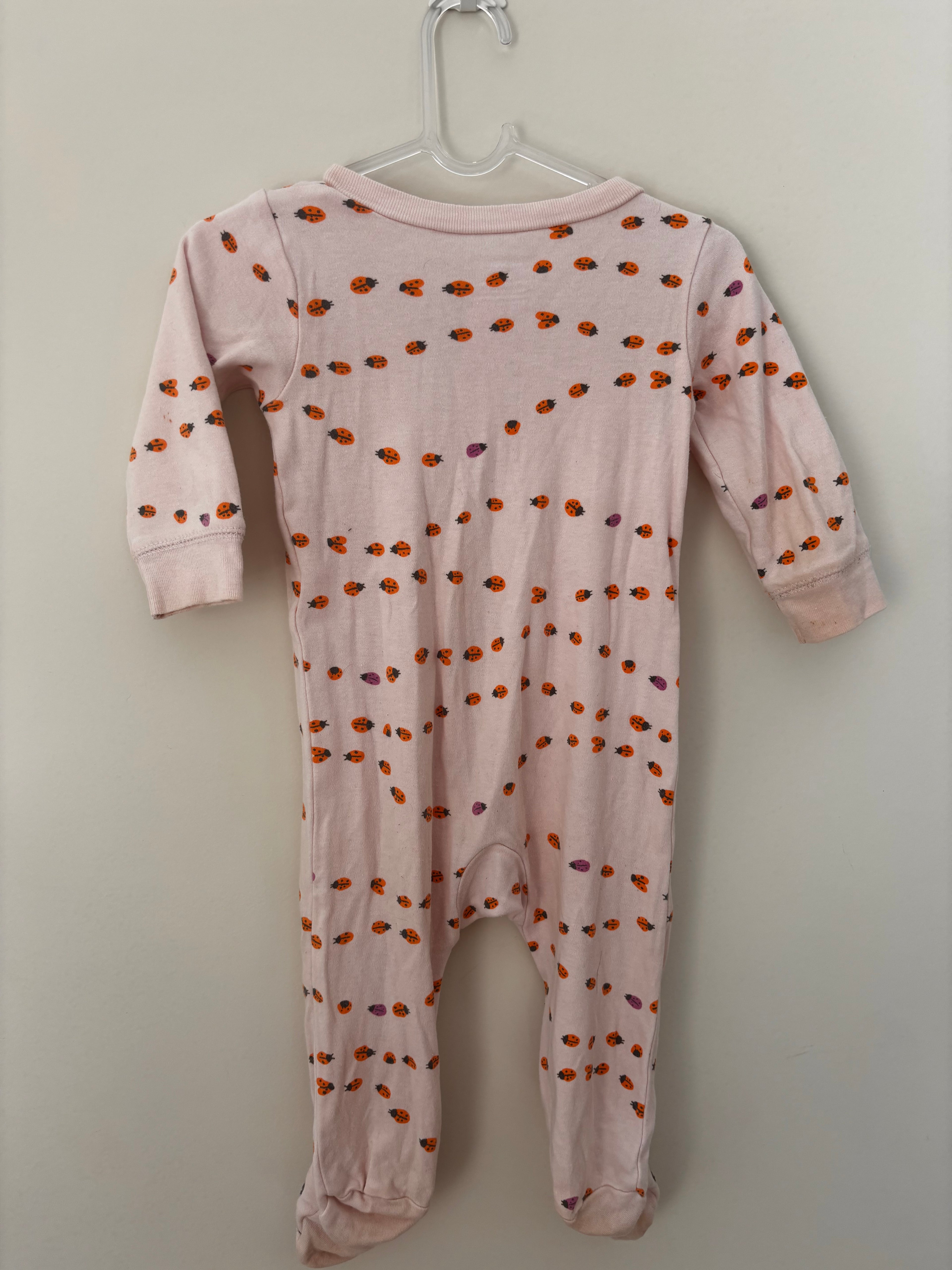 Macacão pijama Carter's rosa estampado - detalhe