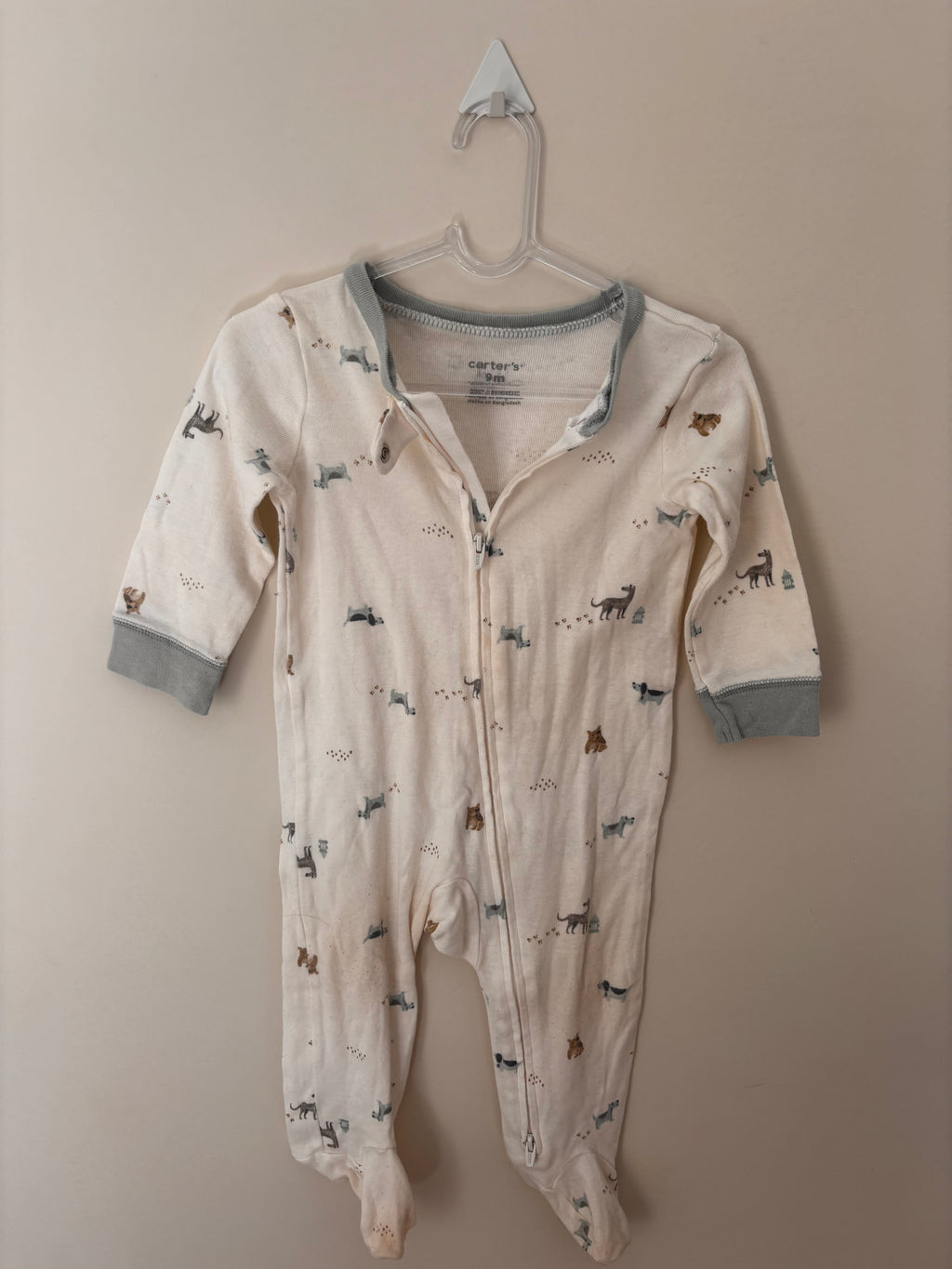 Macacão pijama cachorrinhos off-white - detalhe