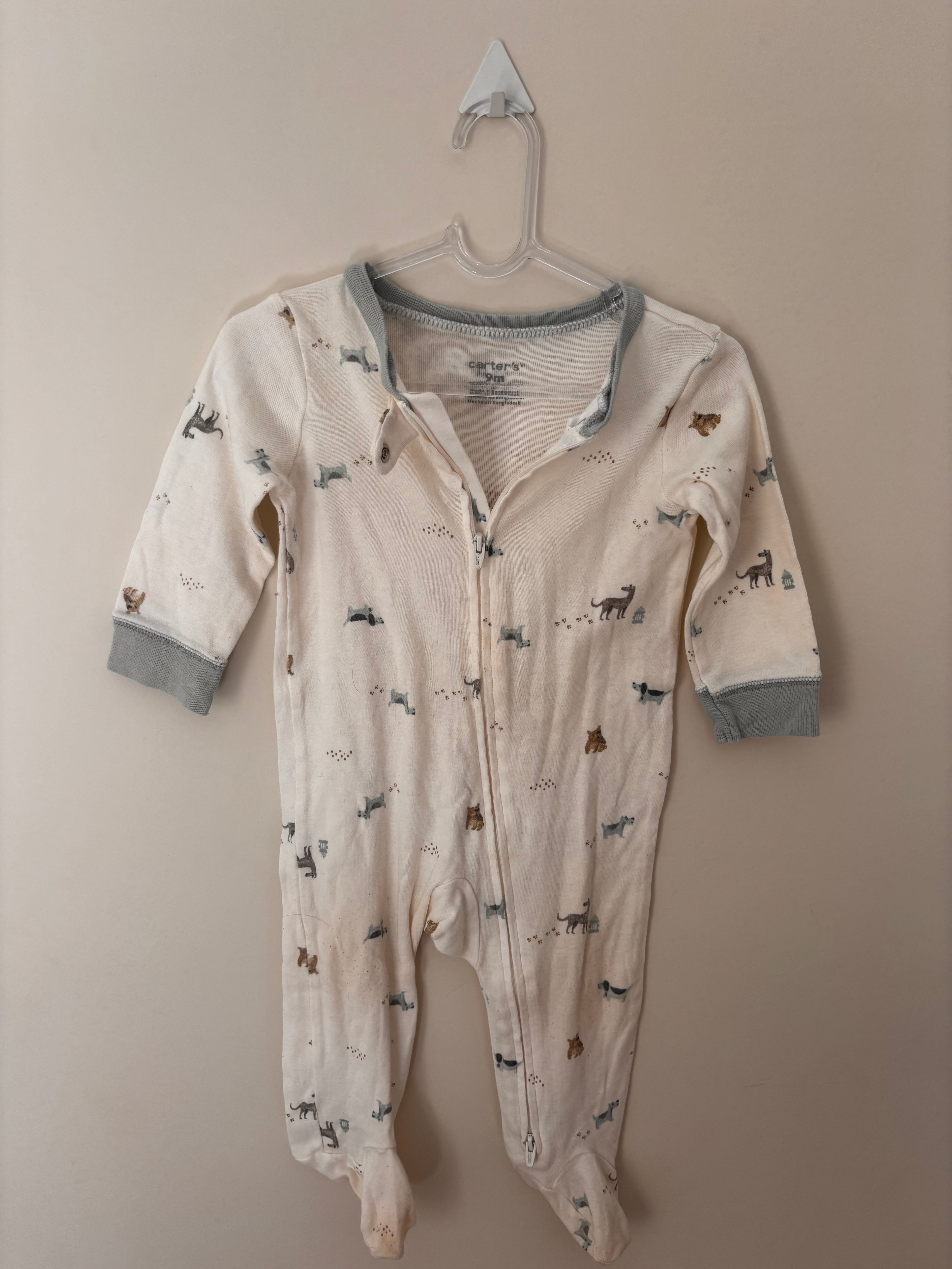 Macacão pijama cachorrinhos off-white - detalhe