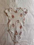 Body de bebê creme com estampa de balões de ar quente