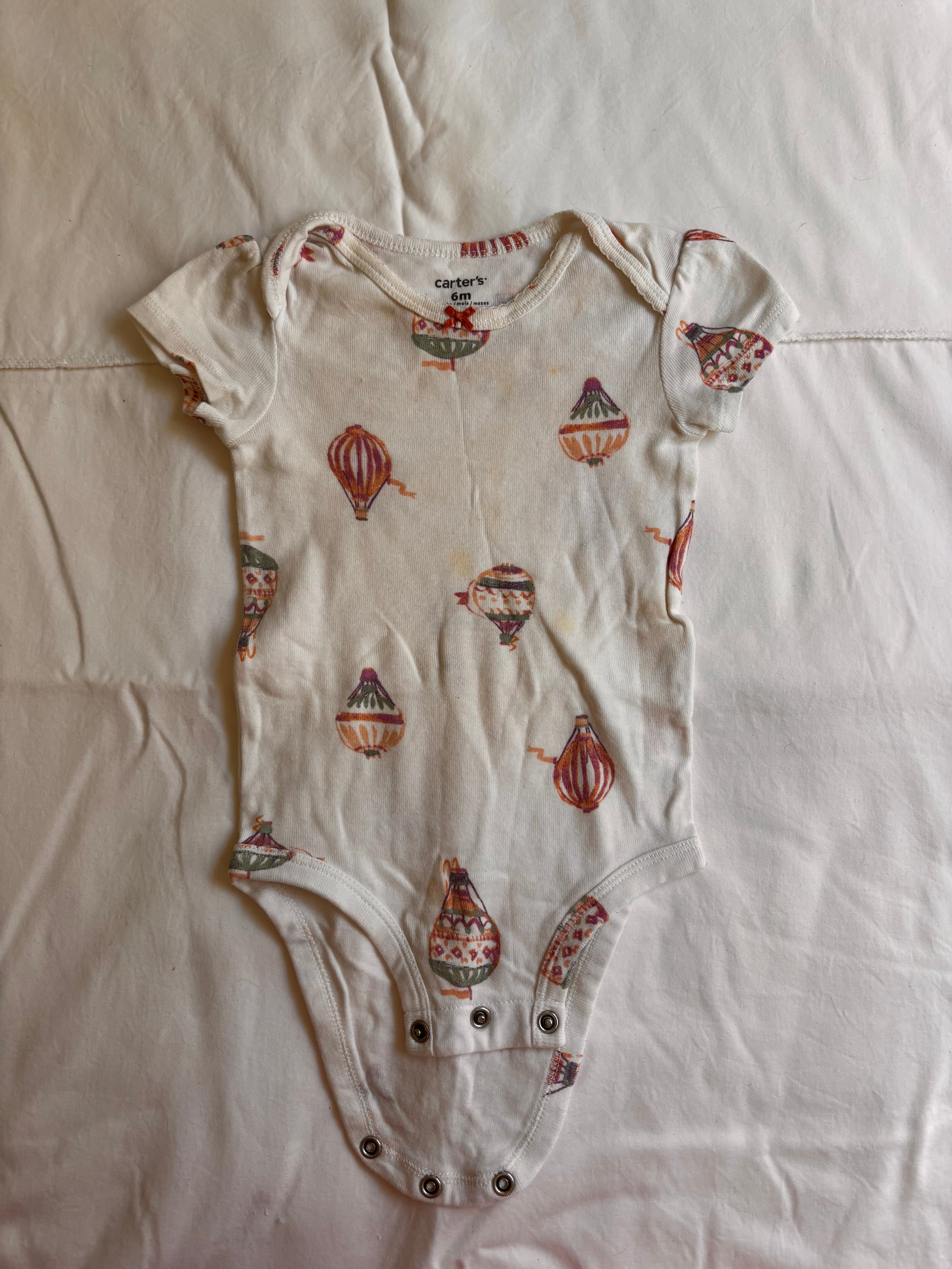 Body de bebê creme com estampa de balões de ar quente
