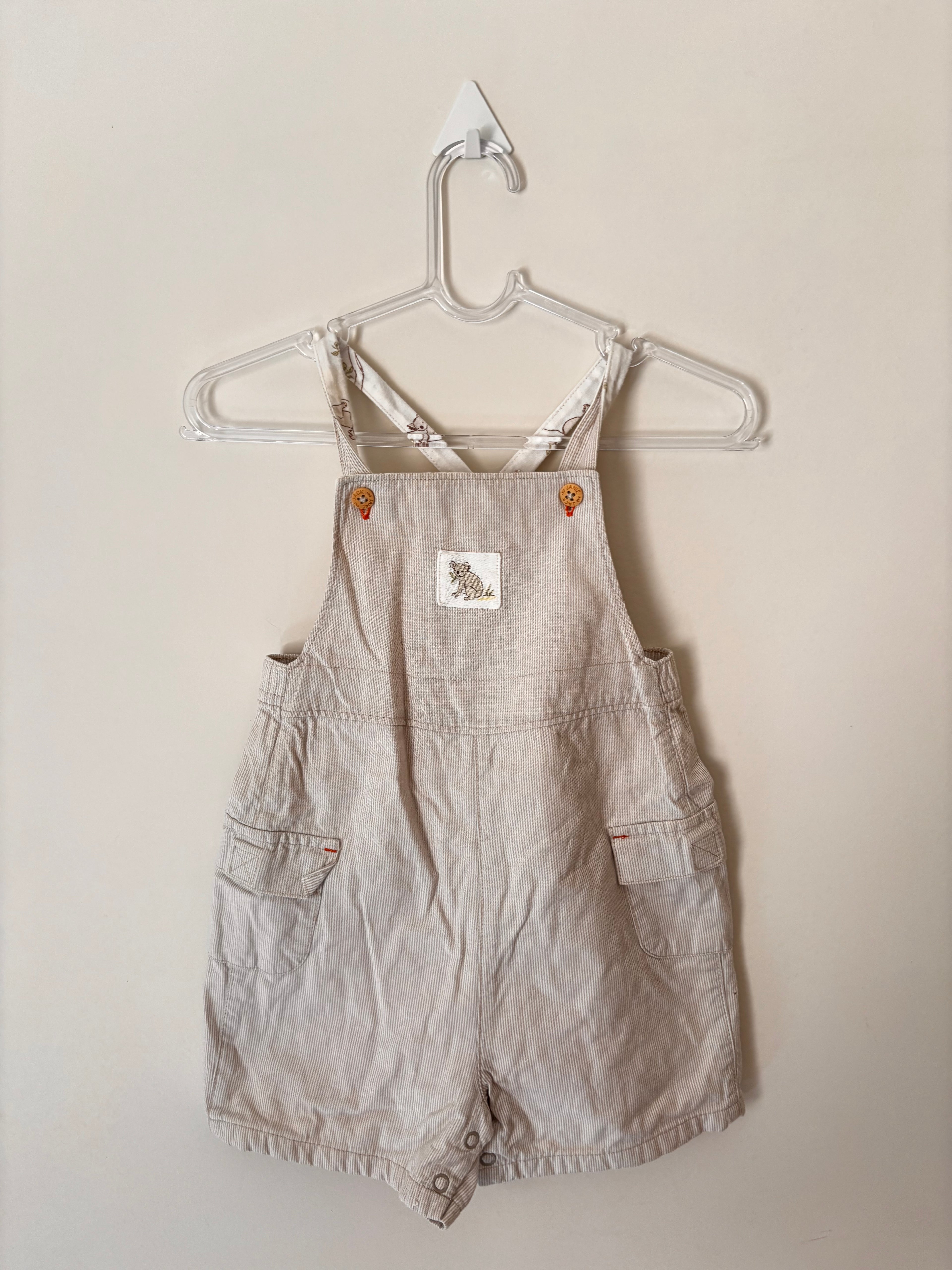 Jardineira Coala – Off-White (Bebê)