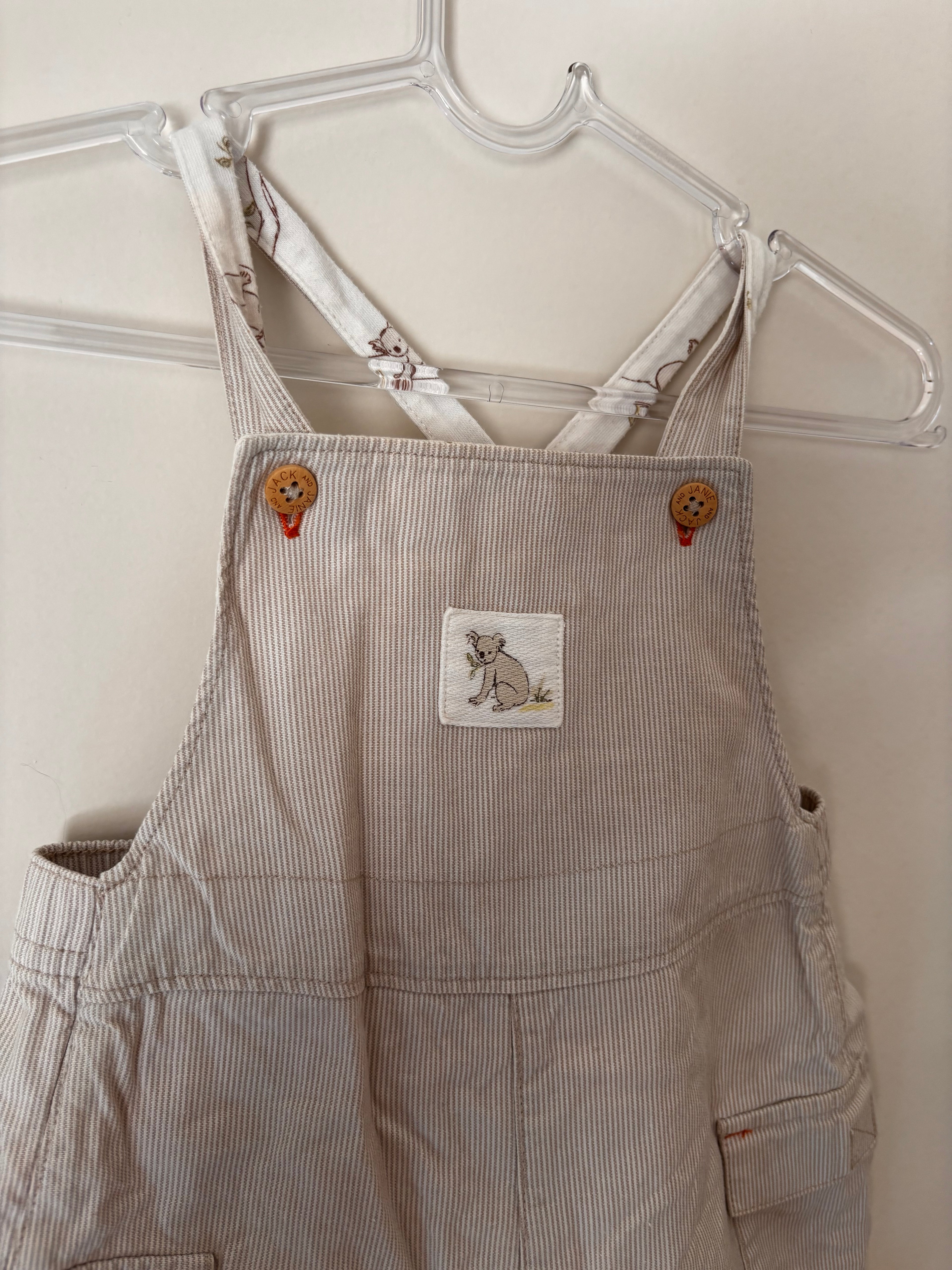 Jardineira Coala – Off-White (Bebê)