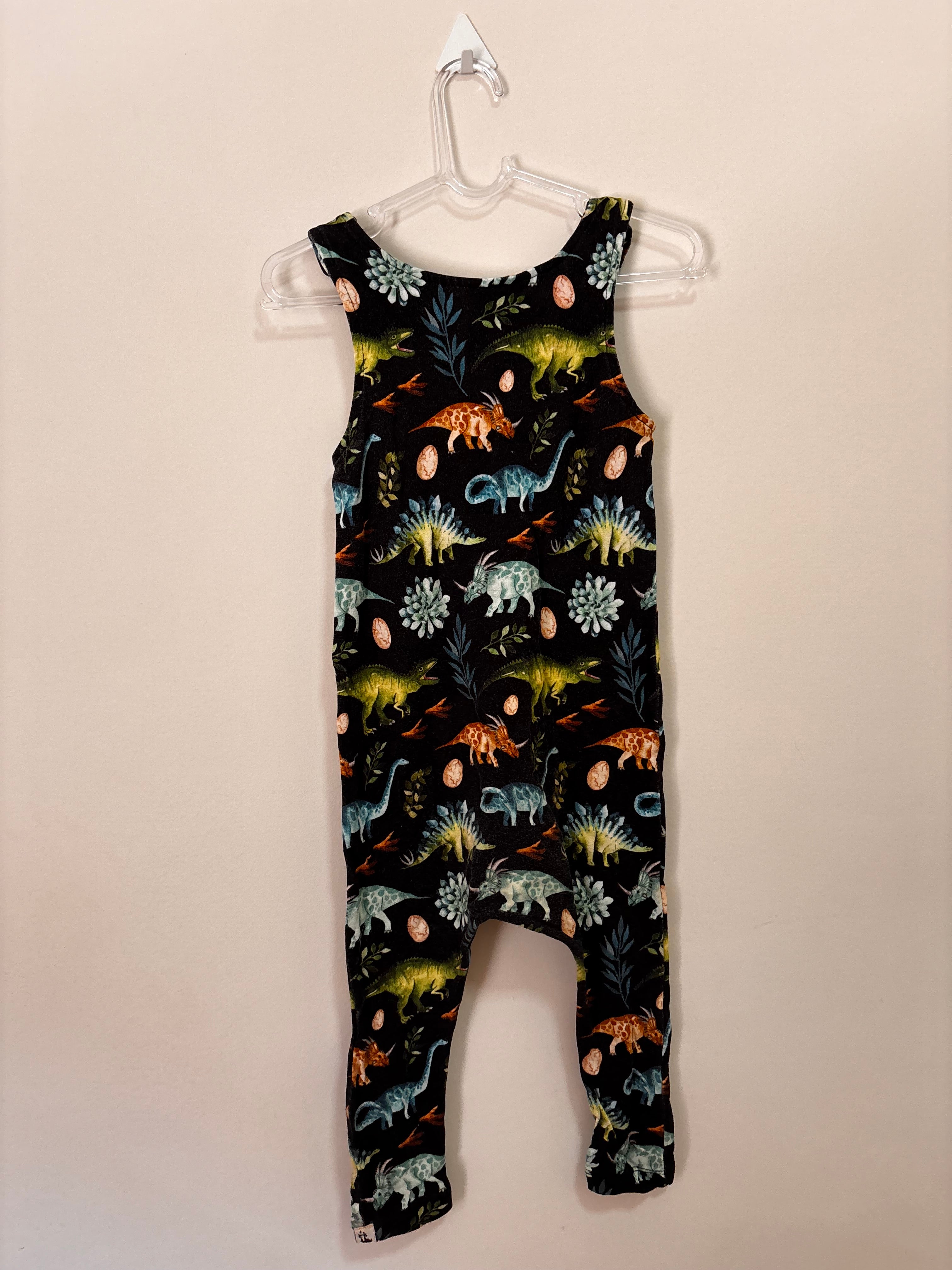 Macacão Estampa Dinossauros – Preto (Bebê)
