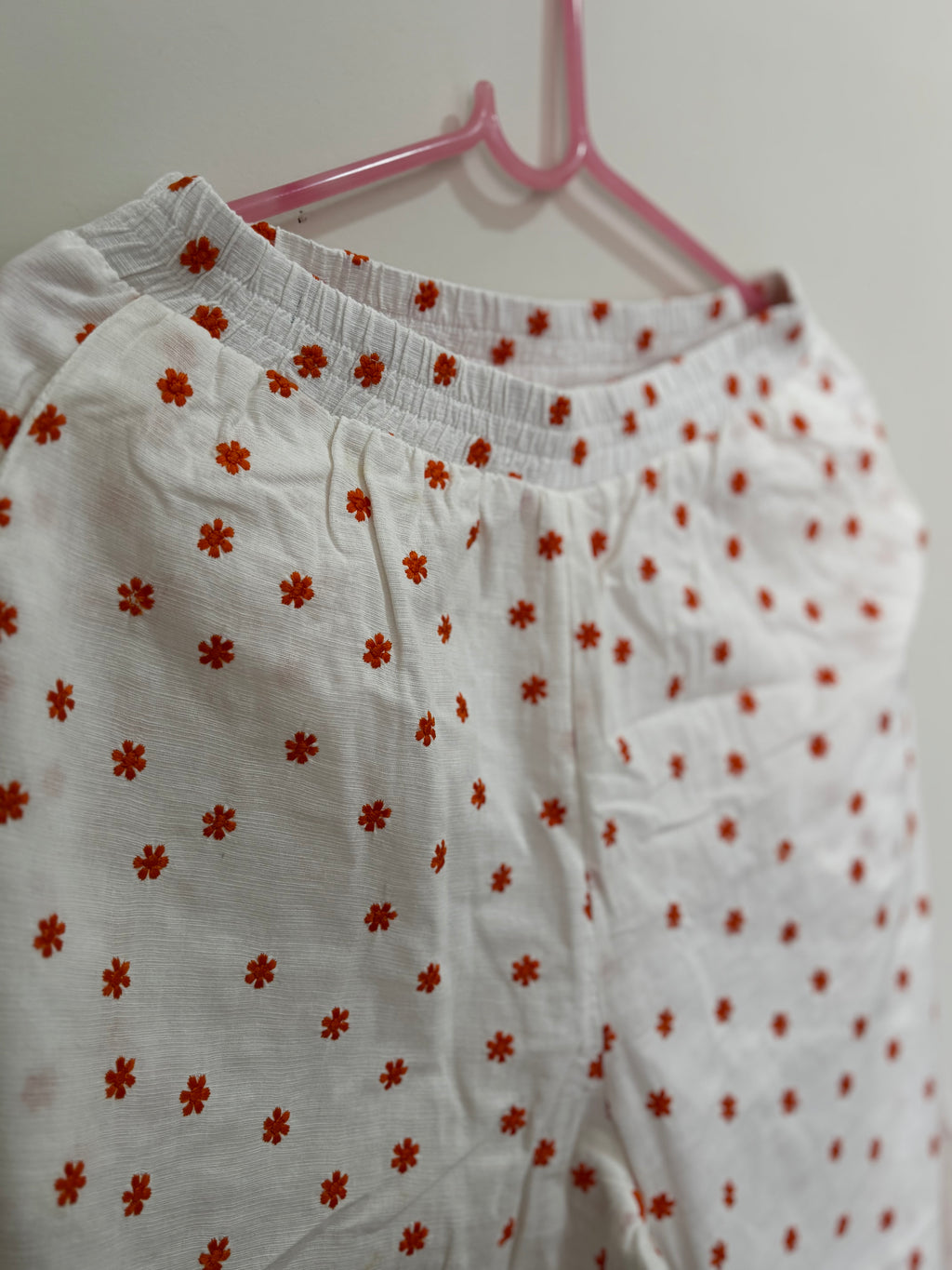 Conjunto Blusa + Calça Estampa Laranja – Branco (Feminino)