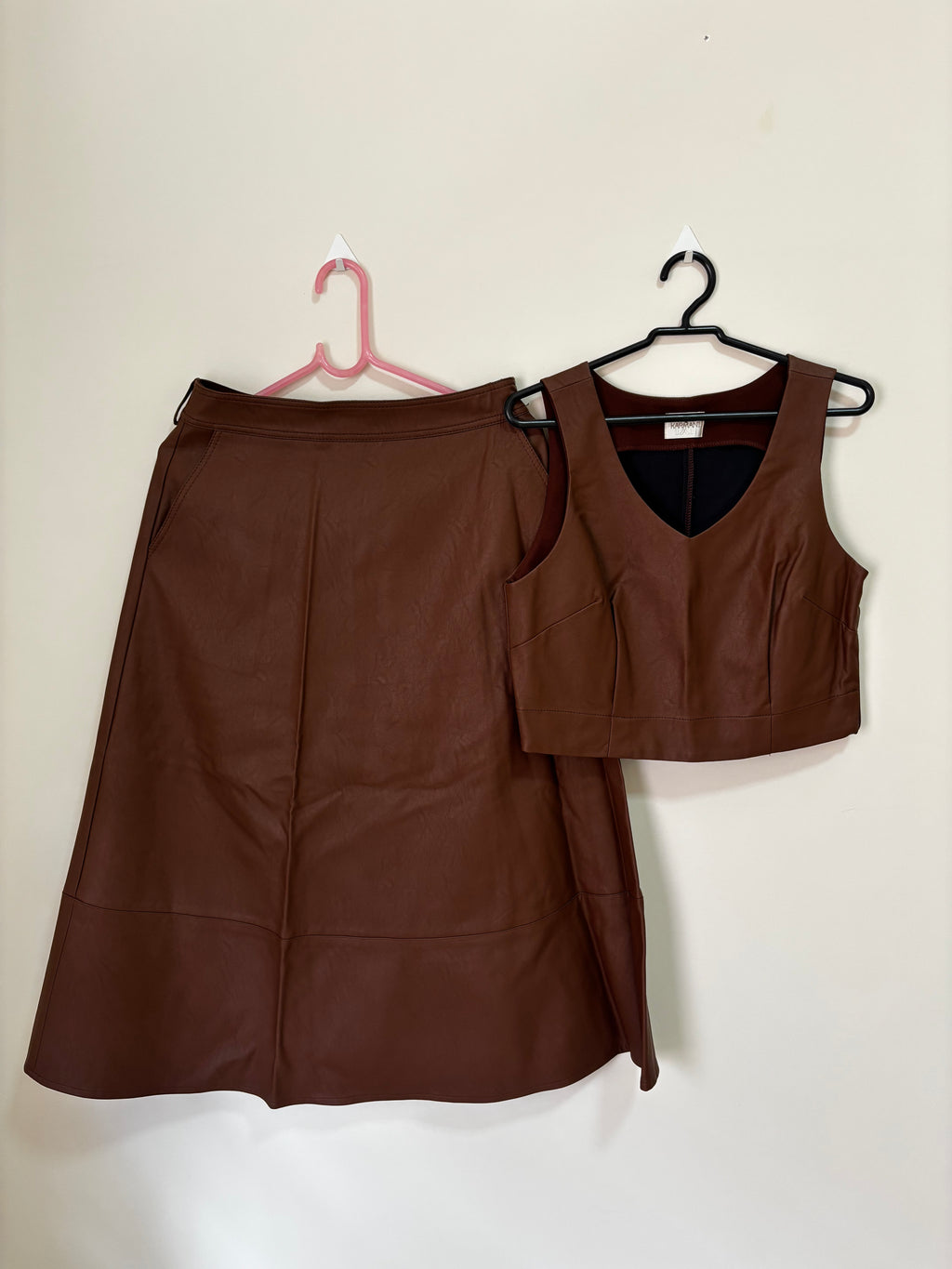 Conjunto Couro Saia + Colete – Marrom (Feminino)