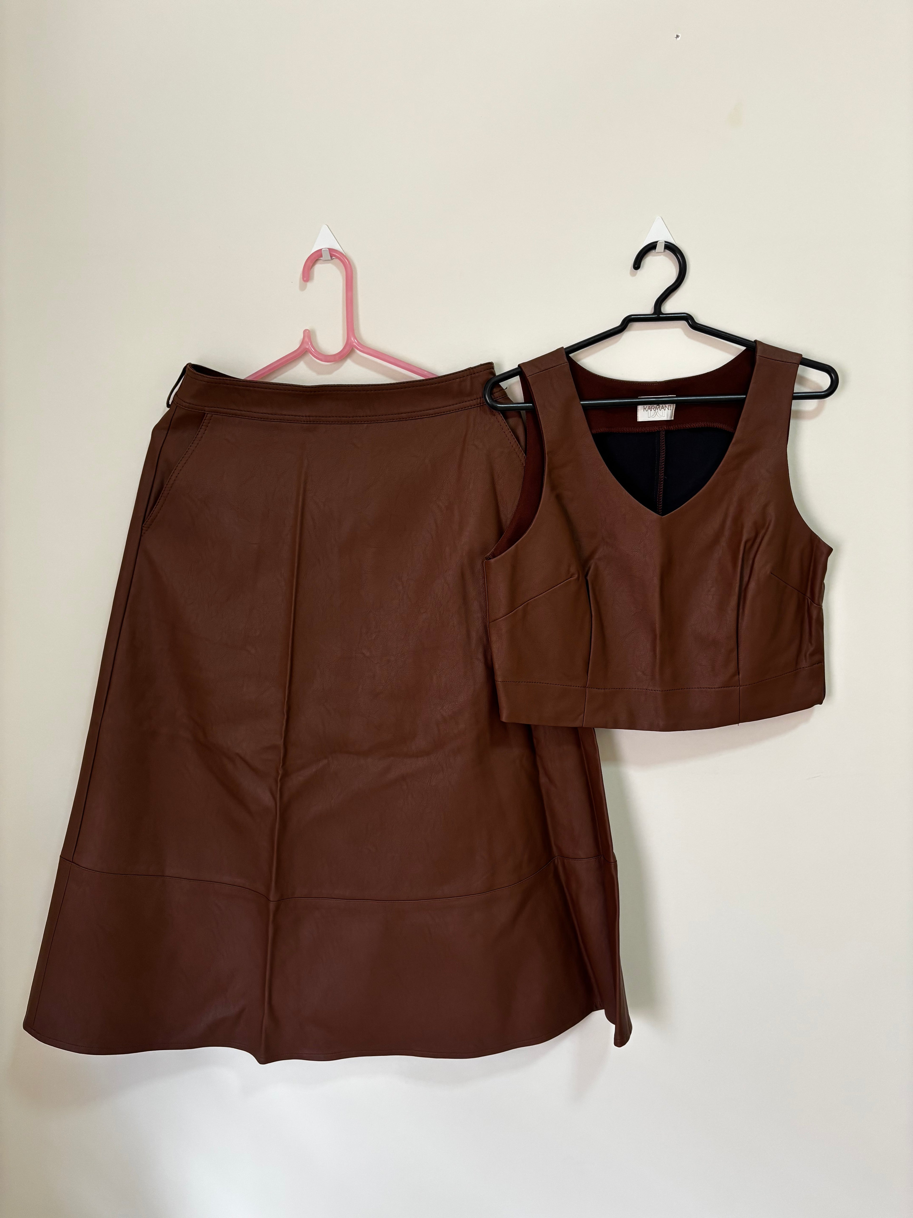 Conjunto Couro Saia + Colete – Marrom (Feminino)