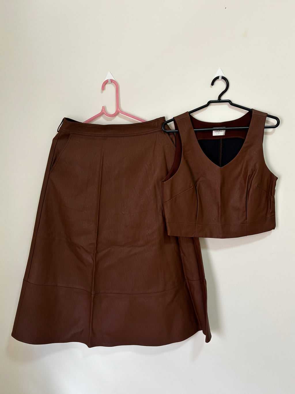 Conjunto Couro Saia + Colete – Marrom (Feminino)