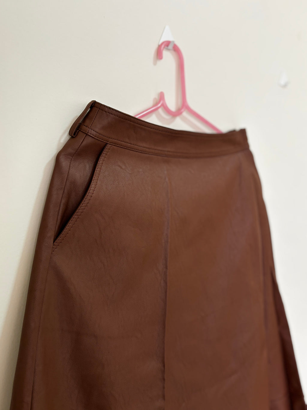 Conjunto Couro Saia + Colete – Marrom (Feminino)