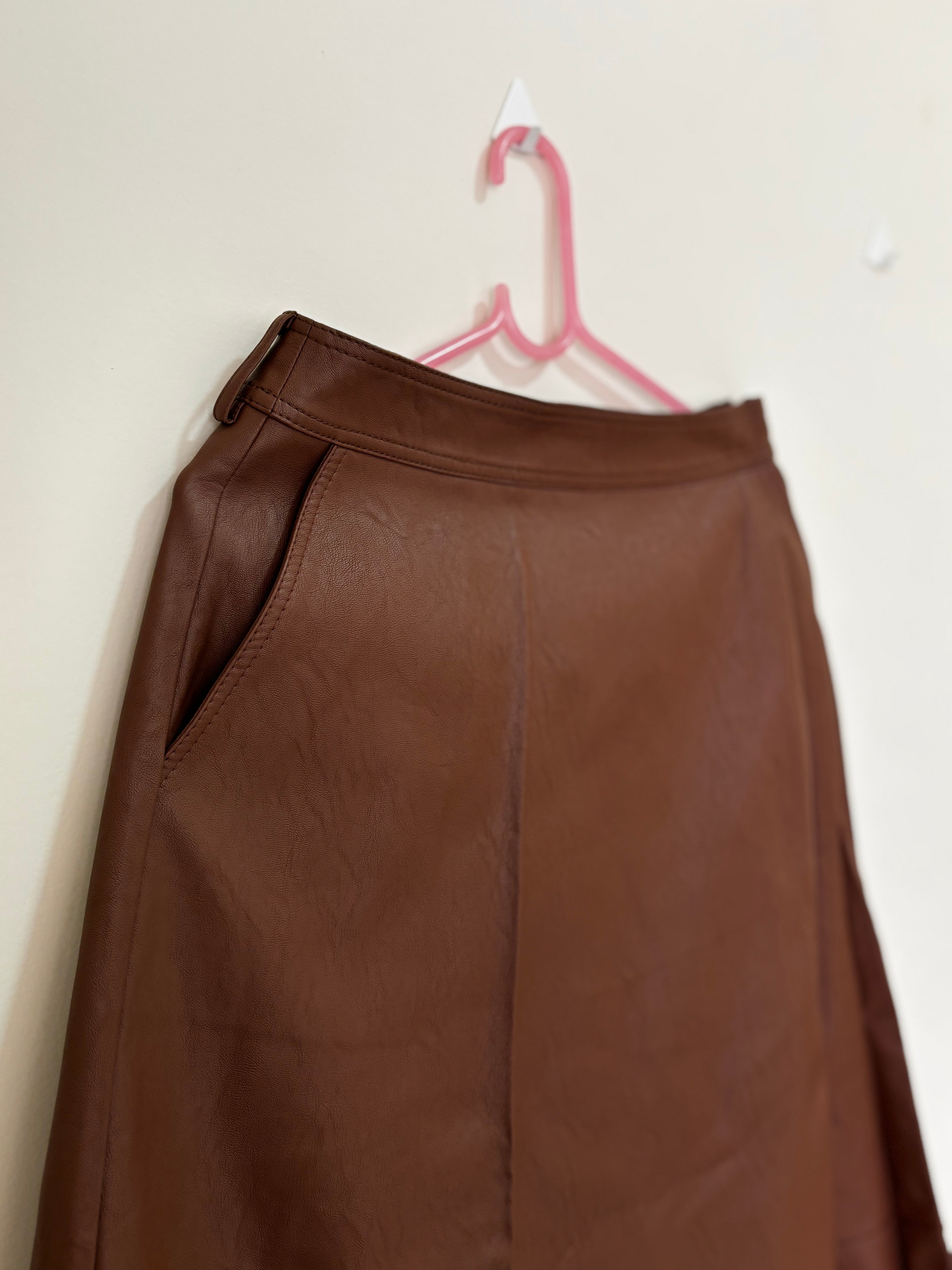 Conjunto Couro Saia + Colete – Marrom (Feminino)