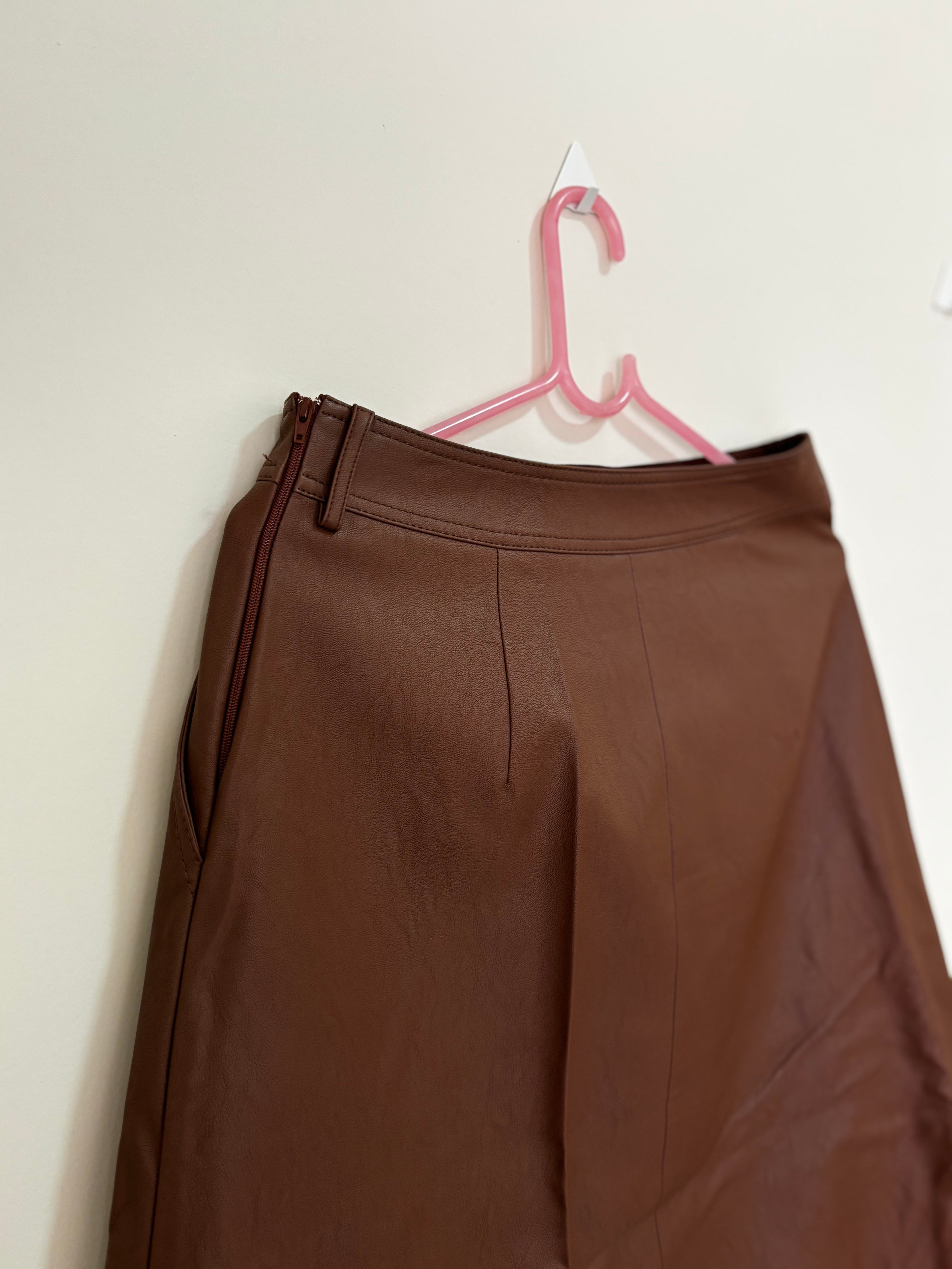 Conjunto Couro Saia + Colete – Marrom (Feminino)