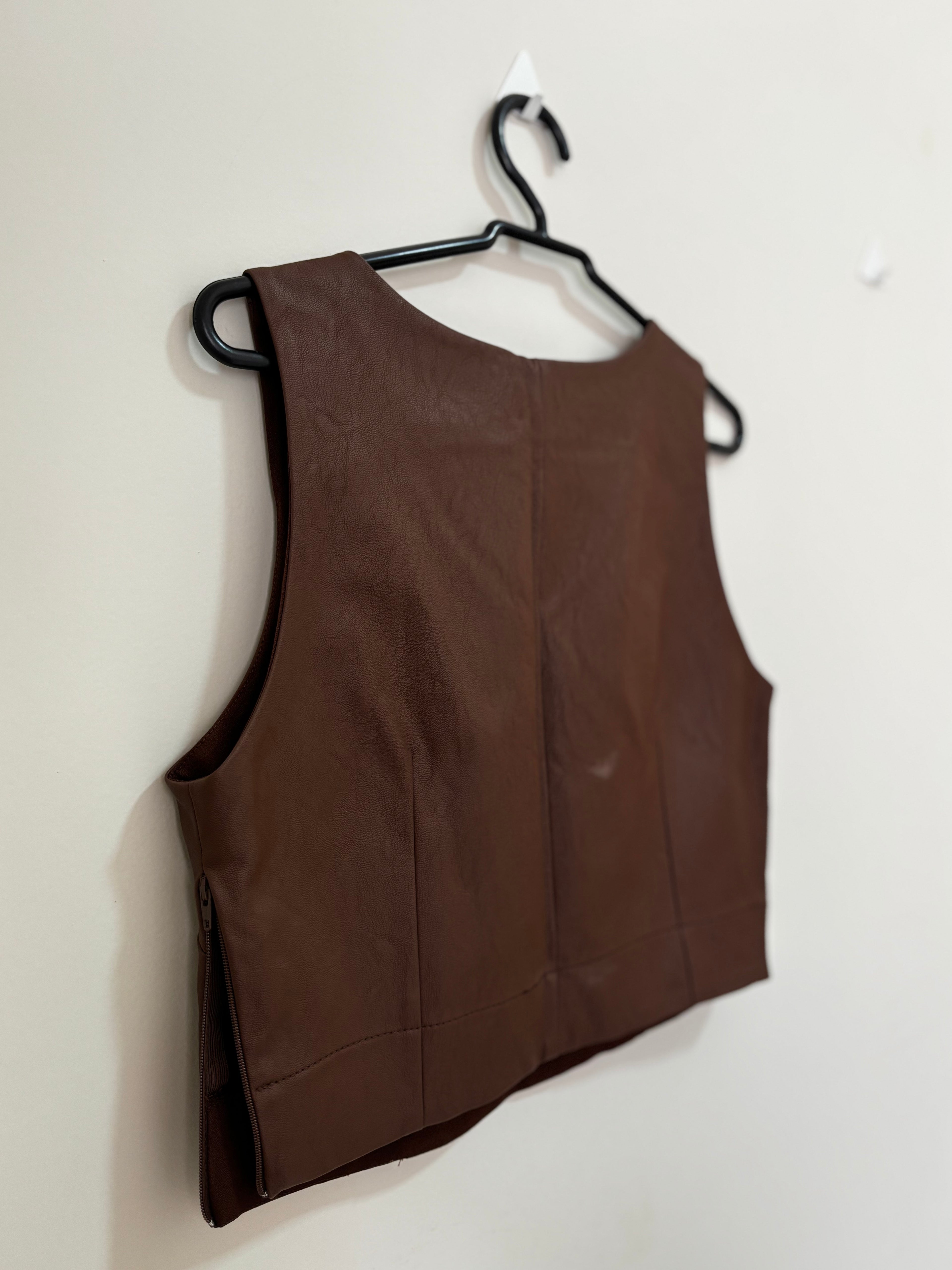 Conjunto Couro Saia + Colete – Marrom (Feminino)