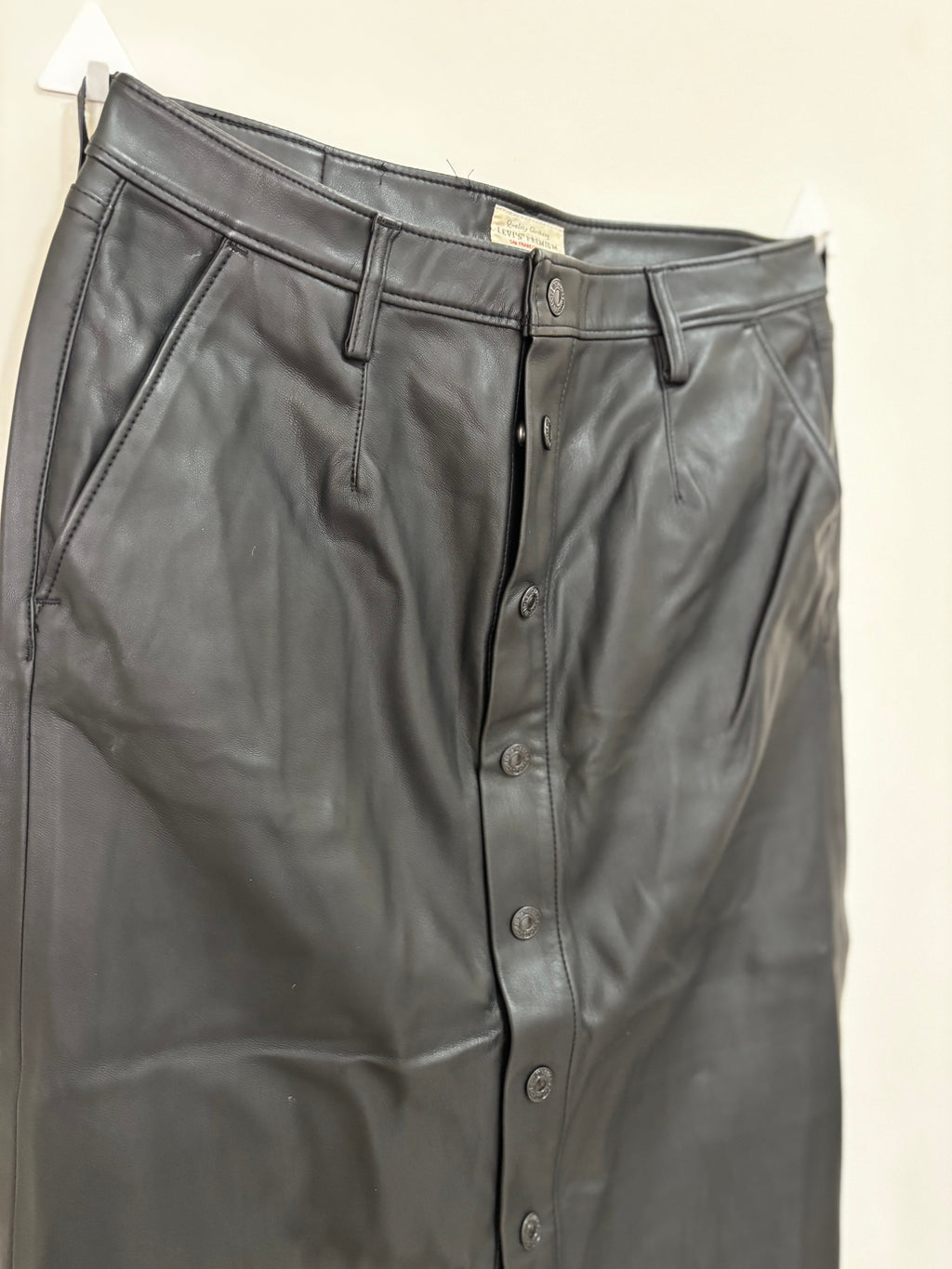 Saia de couro preta Levi's – detalhe dos botões frontais