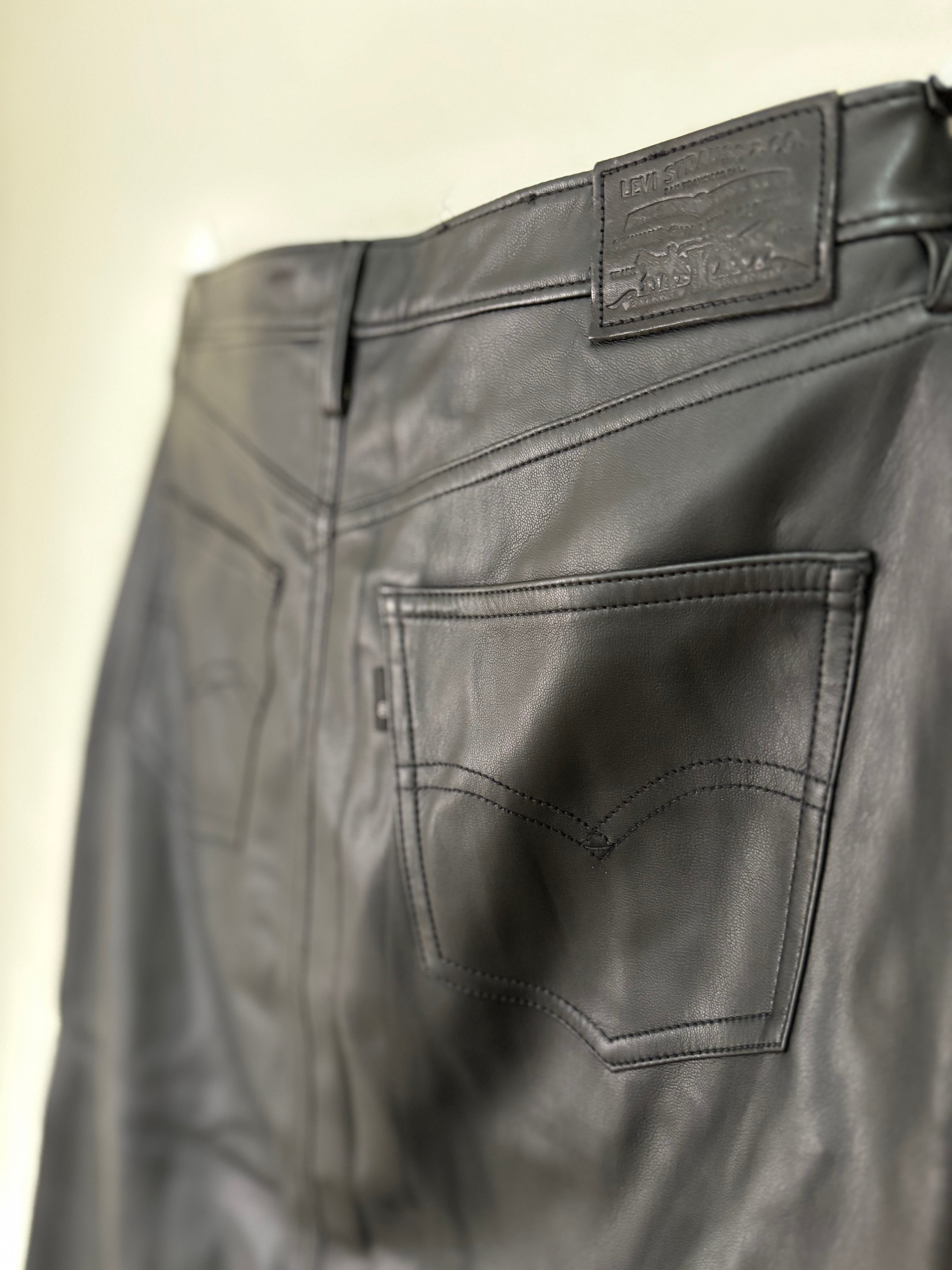 Detalhe do bolso traseiro com arqueada Levi's