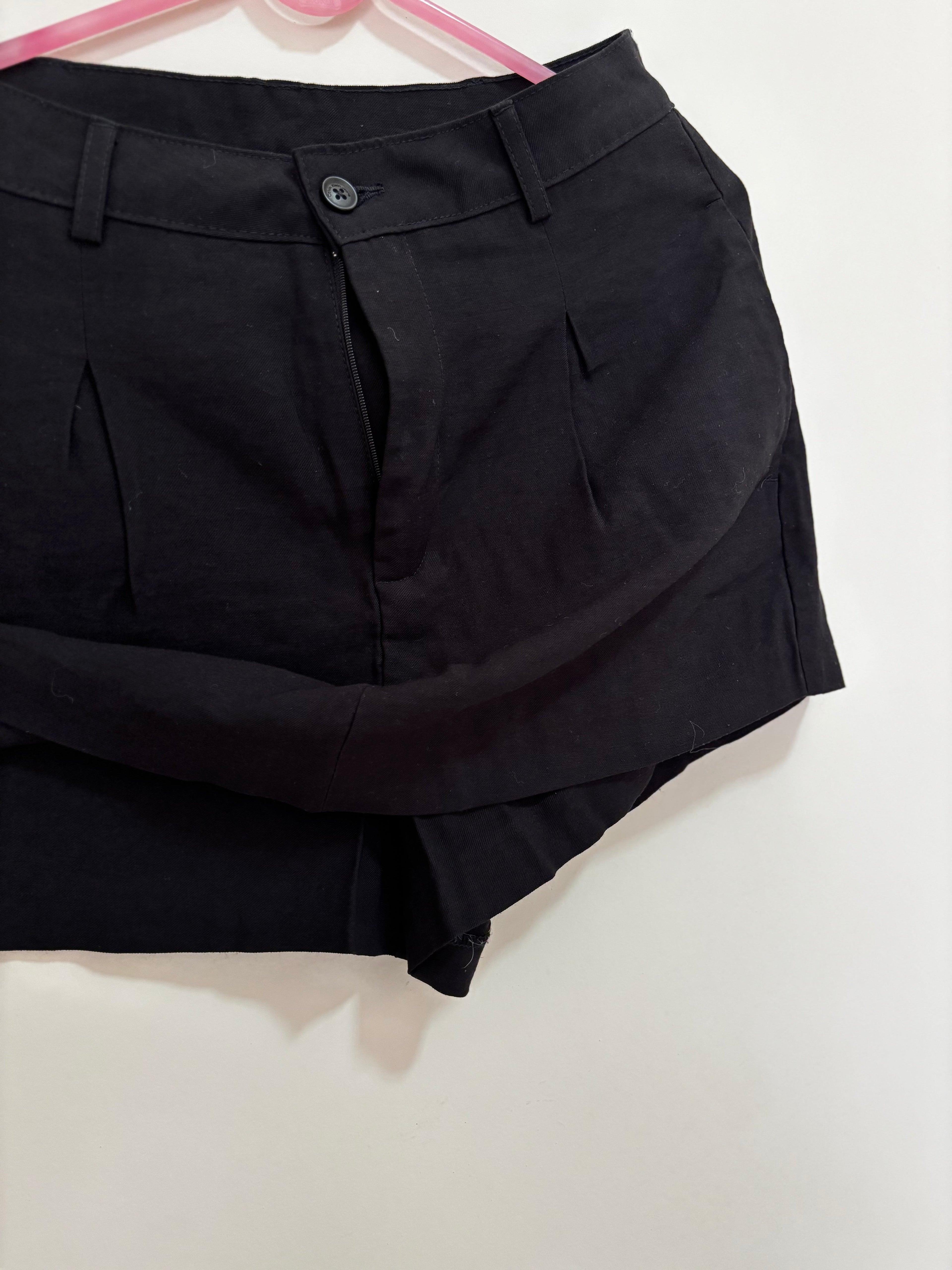 Shorts-saia preto Calvin Klein – frente com sobreposição de saia