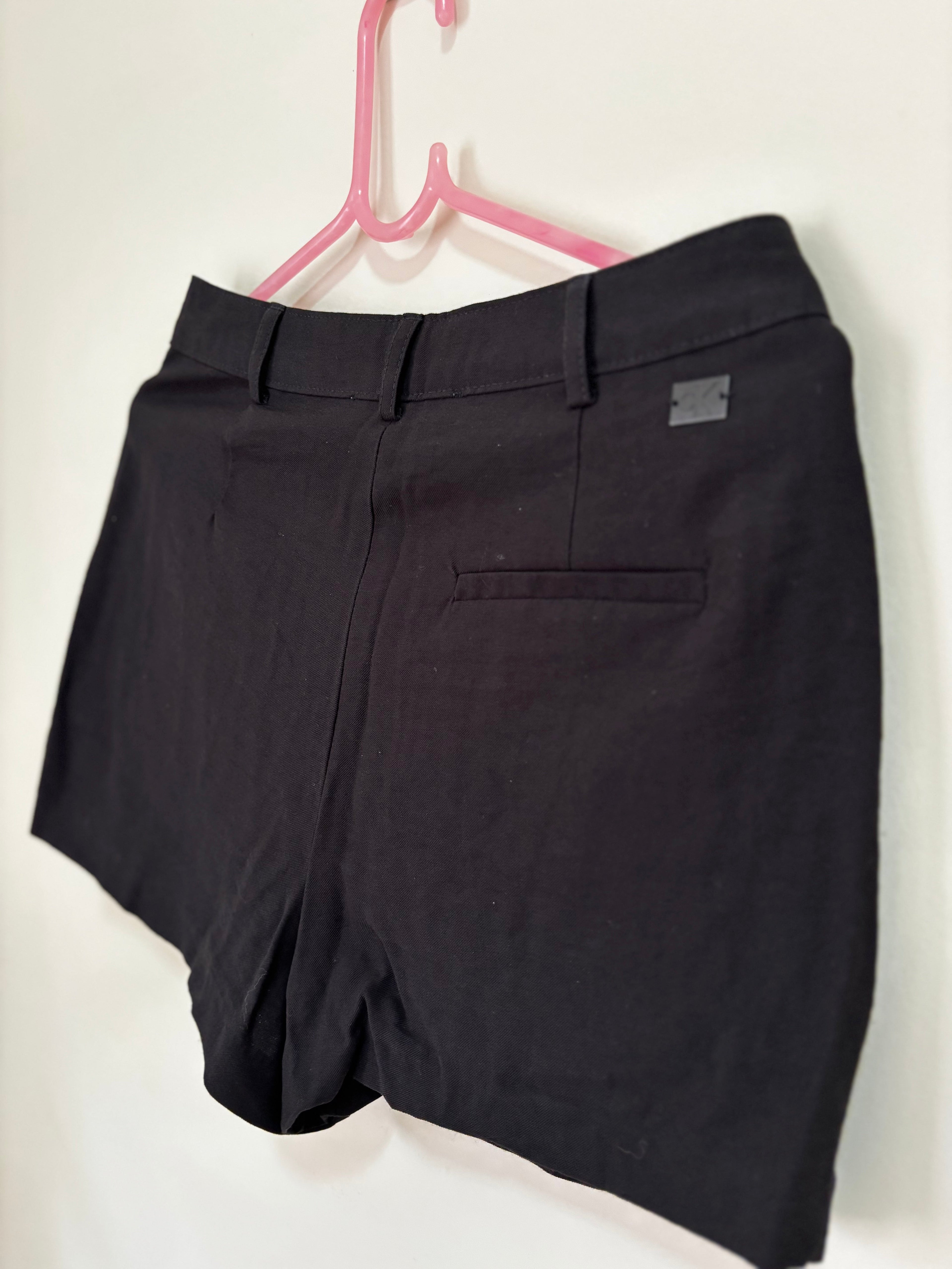 Shorts-saia preto Calvin Klein – costas em detalhe