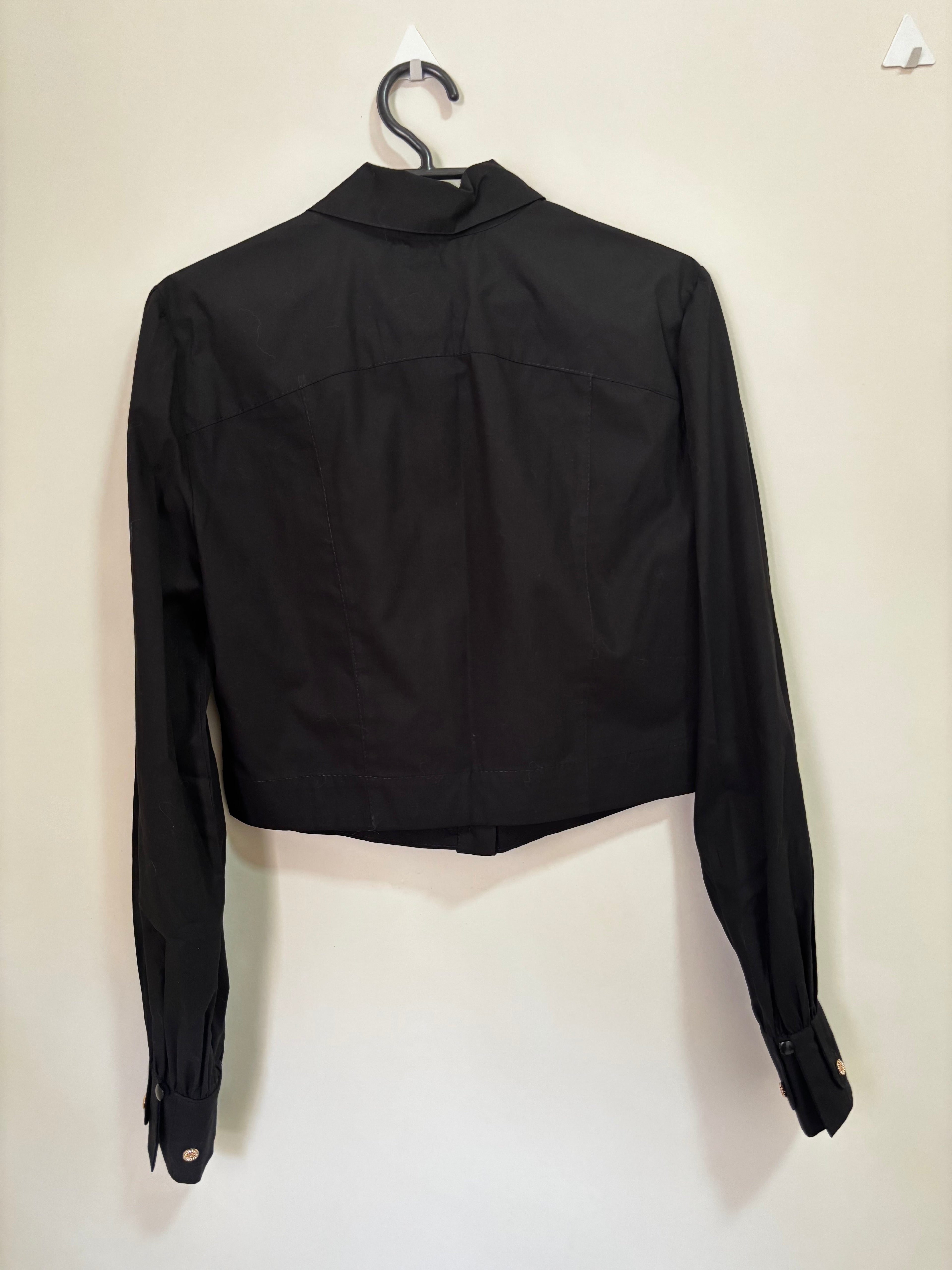 Costas da camisa cropped preta Karmani
