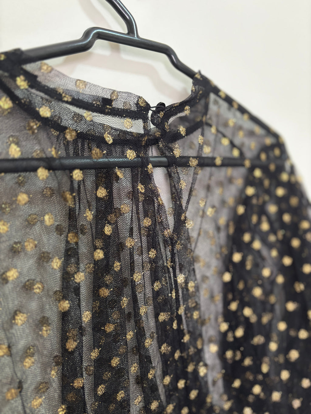 Blusa de Tule Poá Dourado – Preta (Feminino)