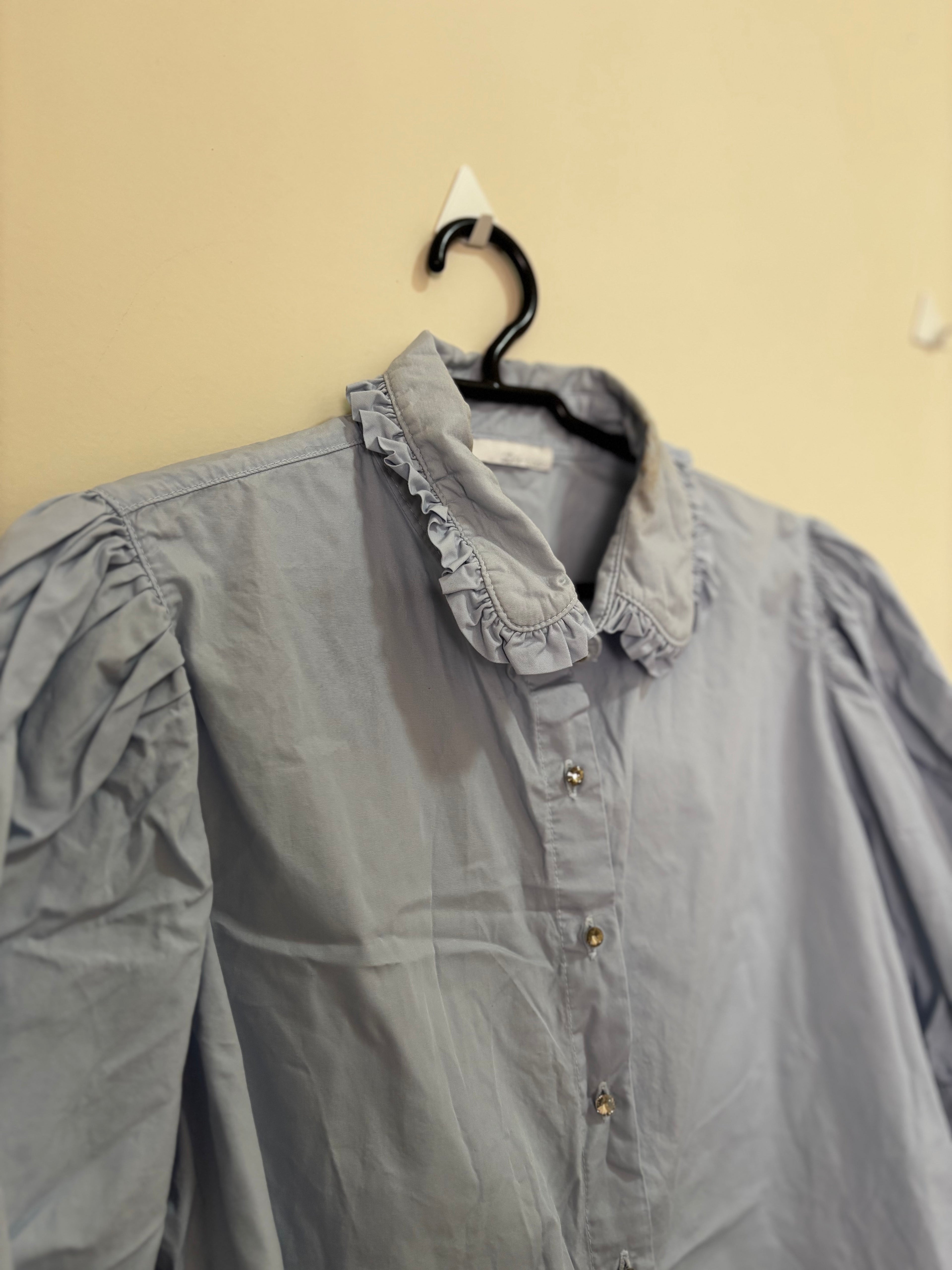 Camisa Gola Babado Mangas Bufantes Its&Co – Azul Claro (Feminino)