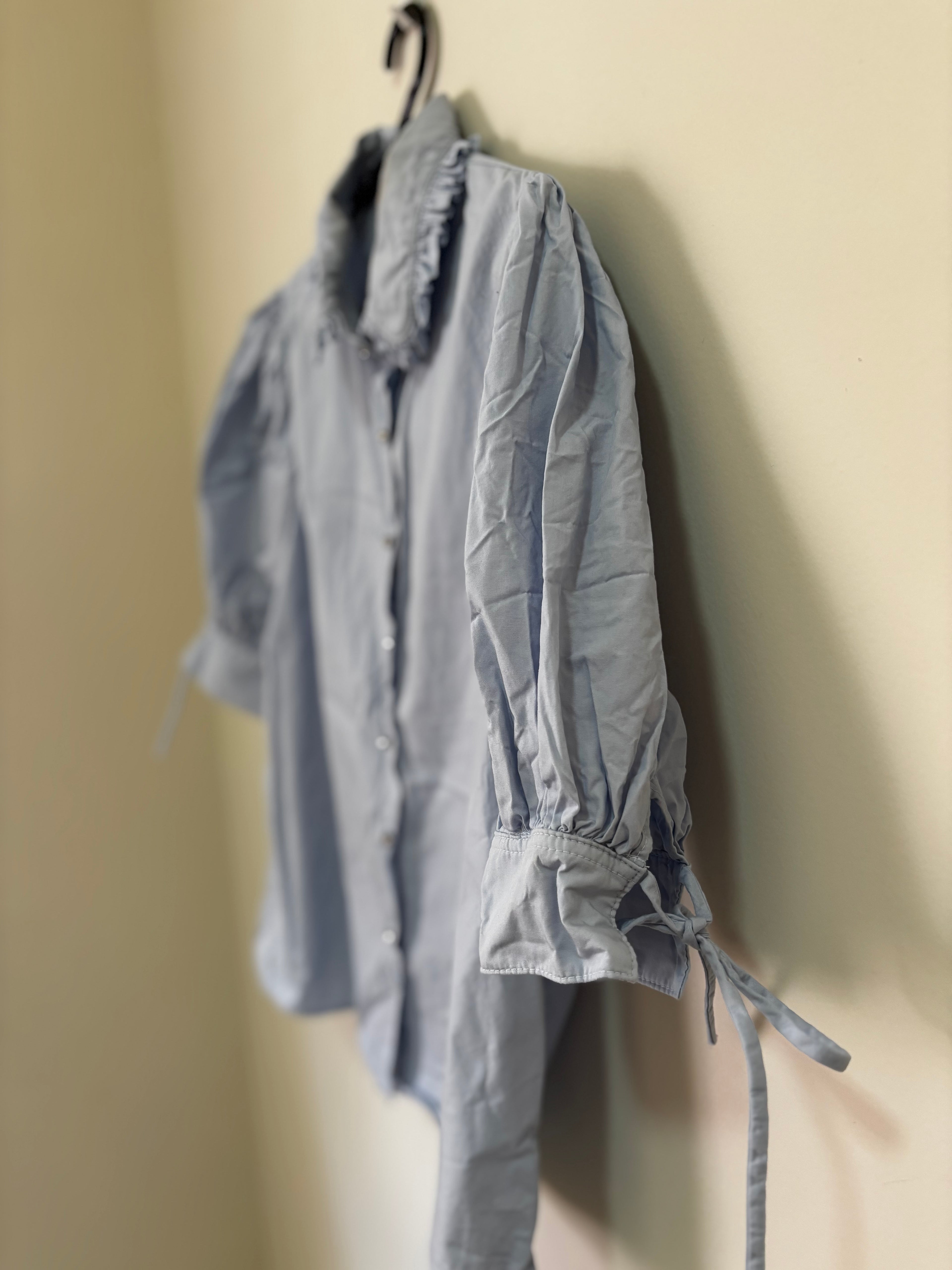 Camisa Gola Babado Mangas Bufantes Its&Co – Azul Claro (Feminino)