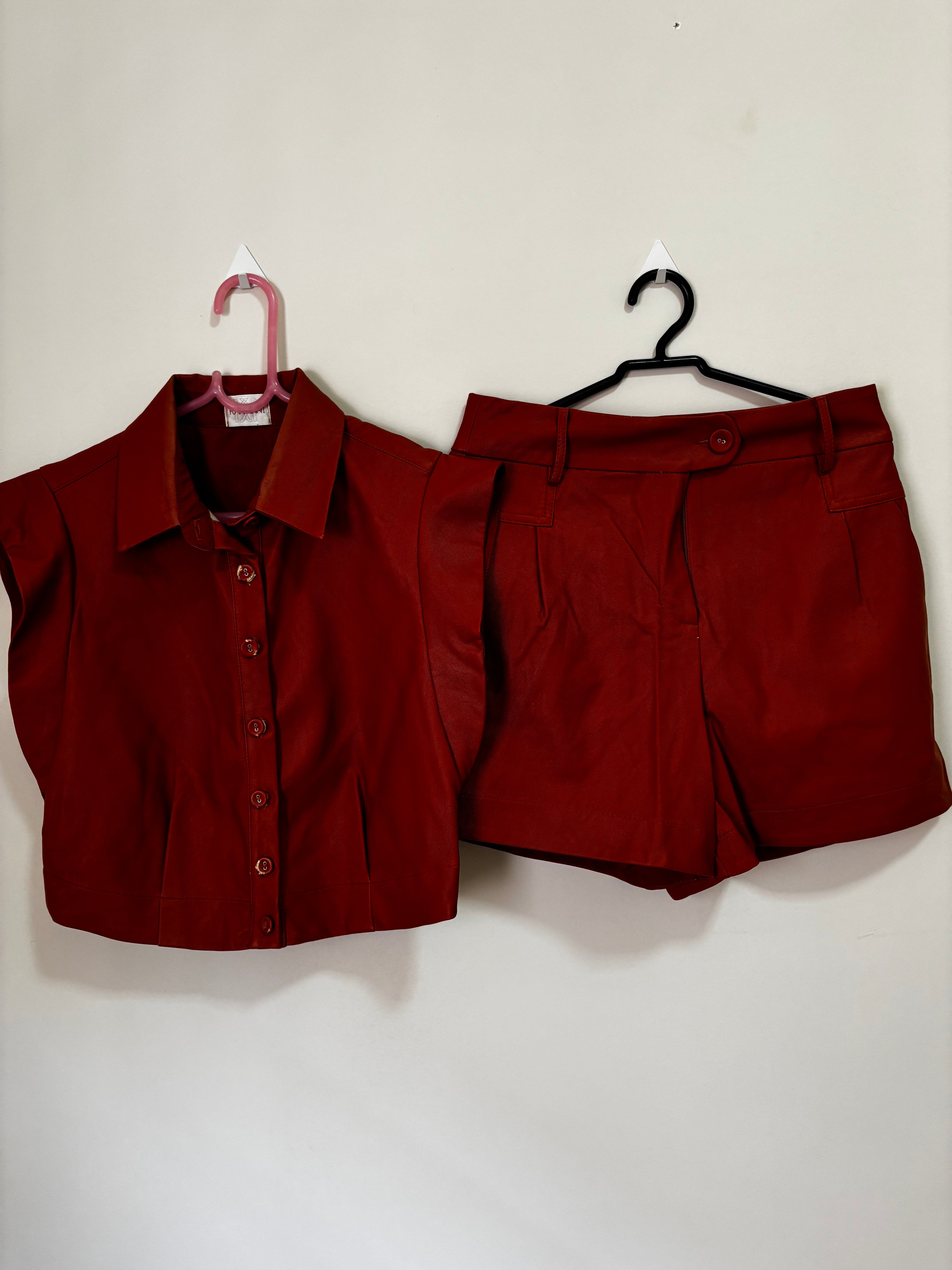 Conjunto Cropped + Shorts de Courino Karmani – Terracota (Feminino)