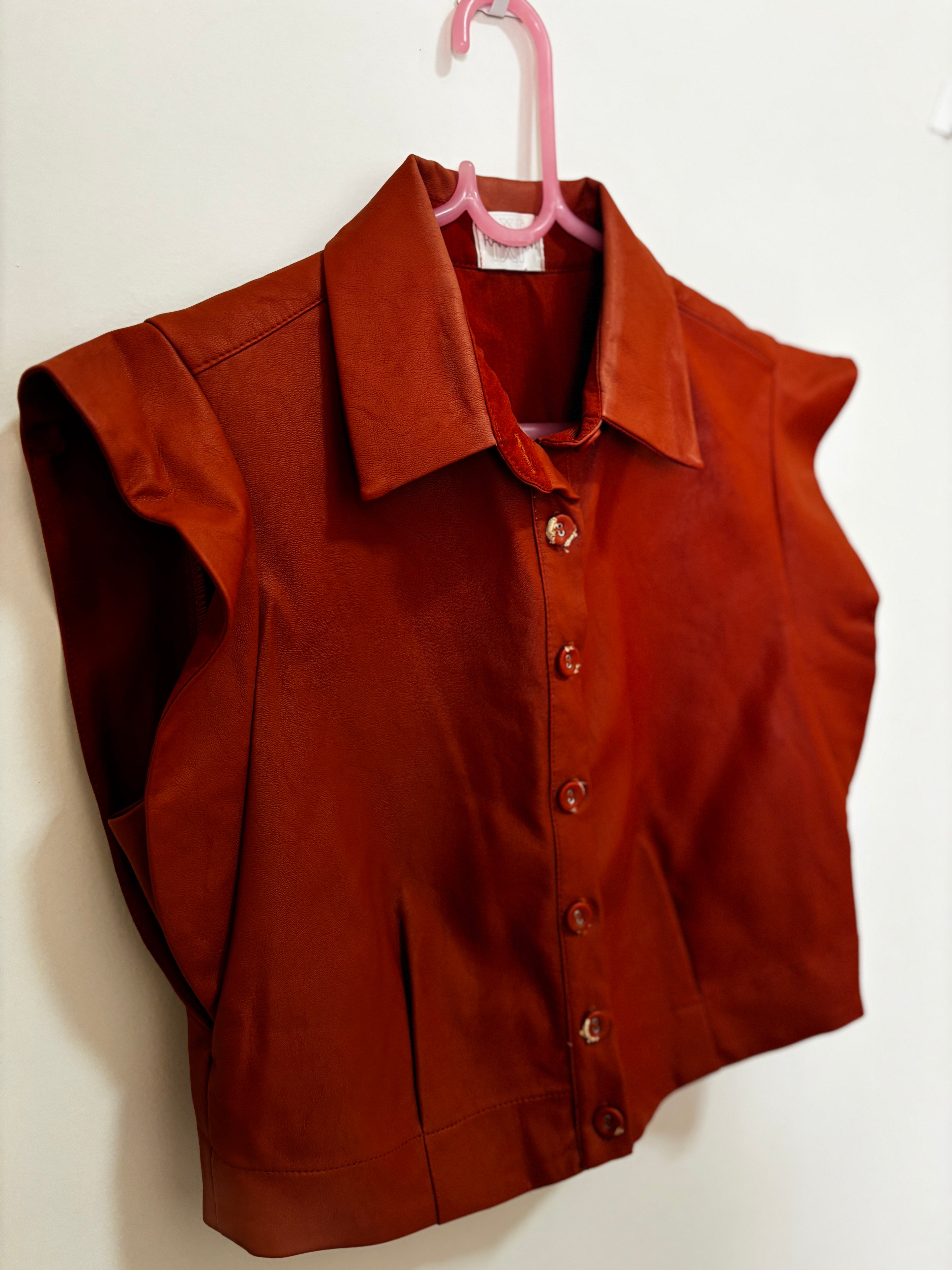 Conjunto Cropped + Shorts de Courino Karmani – Terracota (Feminino)