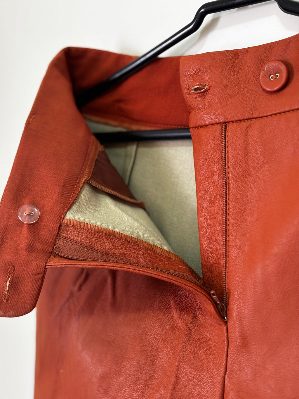 Conjunto Cropped + Shorts de Courino Karmani – Terracota (Feminino)
